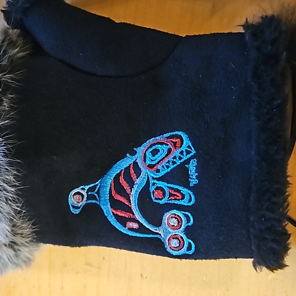 Alaskan pattern fingerless gloves - Picture 2 of 3